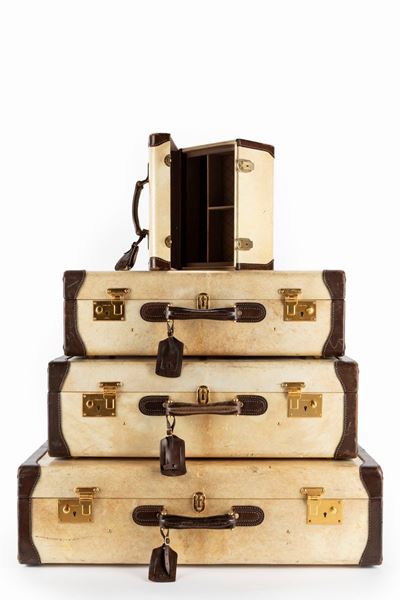 Set di tre valigie e un beauty case in pergamena con profili in cuoio, anni '70