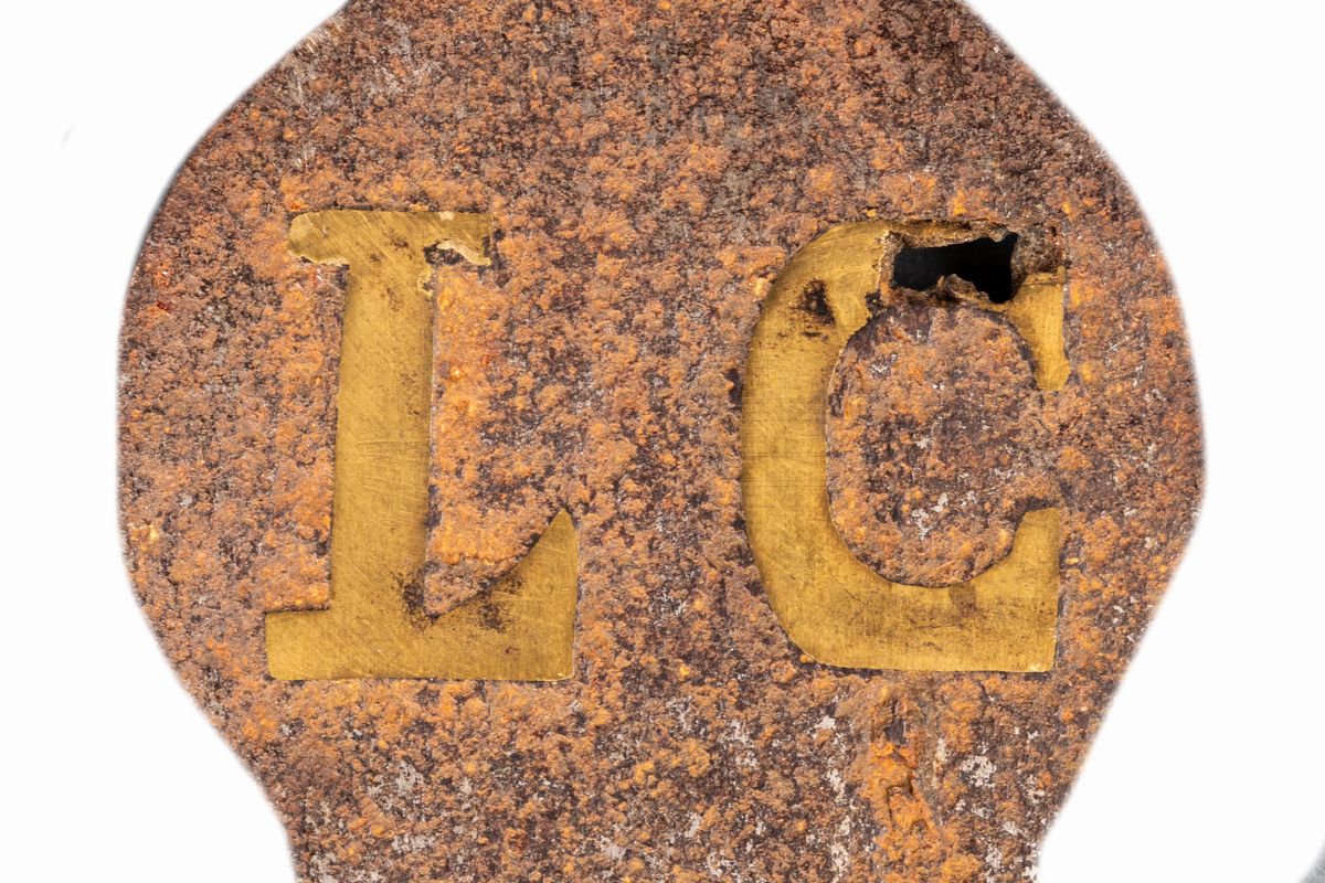 Due antiche palette in ferro con monogramma LC