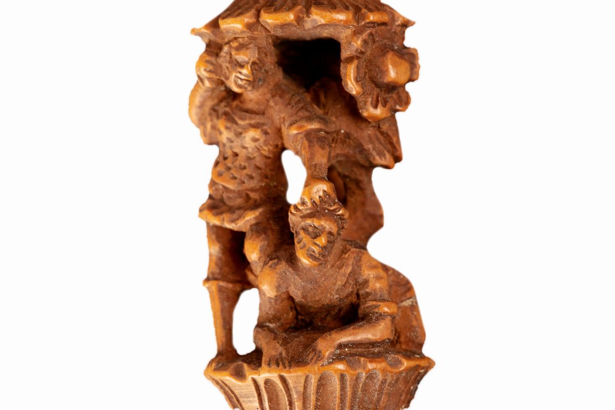 Lotto di cinque strumenti da telaio in legno, incisioni decorative