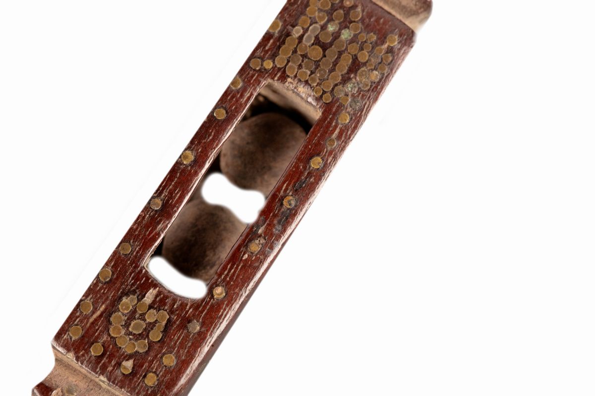 Lotto di cinque strumenti da telaio in legno, incisioni decorative