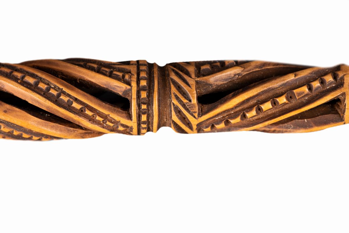 Lotto di cinque strumenti da telaio in legno, incisioni decorative