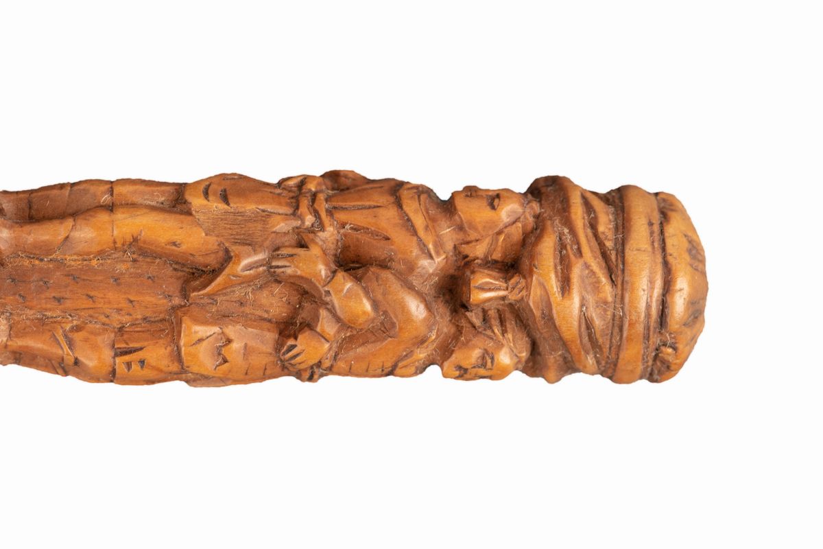 Lotto di cinque strumenti da telaio in legno, incisioni decorative