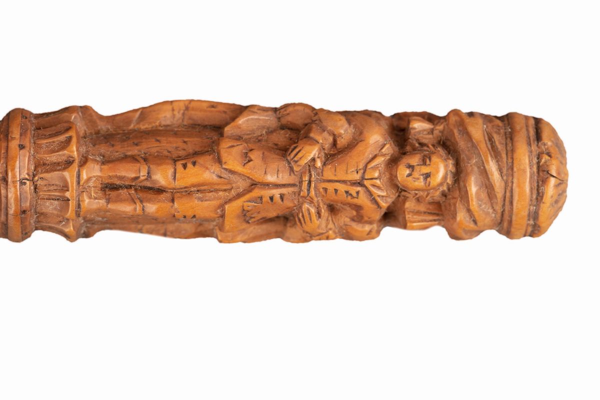 Lotto di cinque strumenti da telaio in legno, incisioni decorative