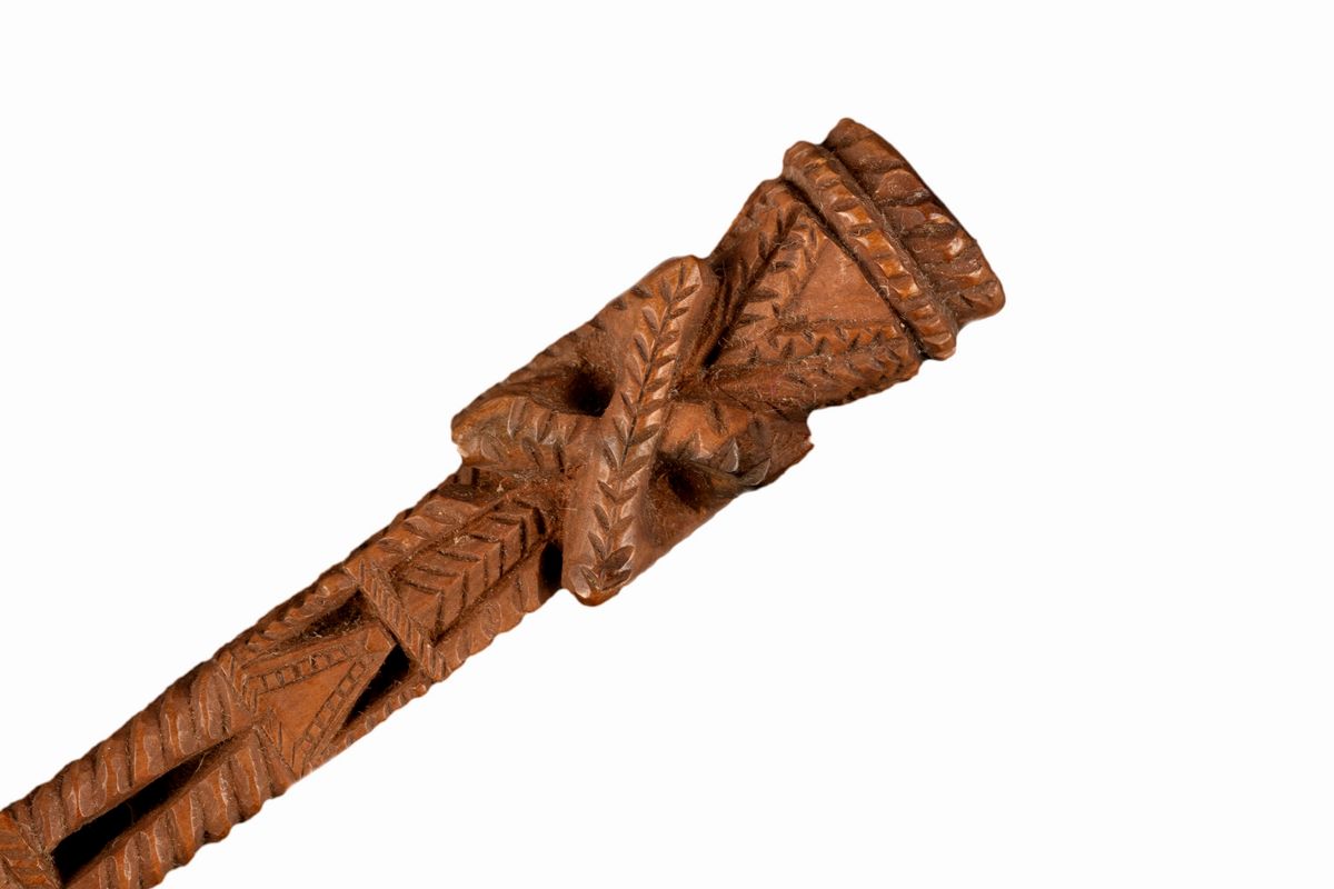 Lotto di cinque strumenti da telaio in legno, incisioni decorative