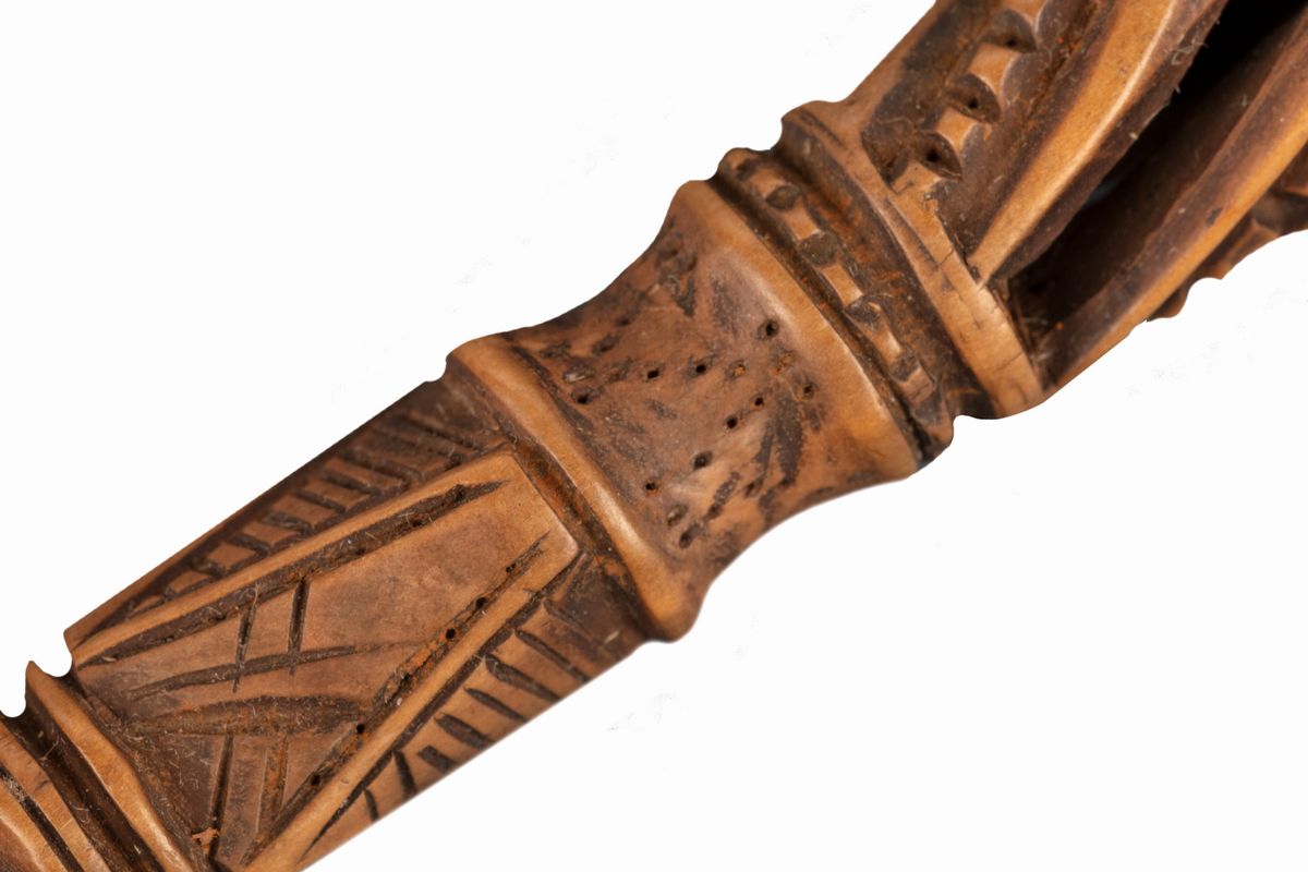 Lotto di cinque strumenti da telaio in legno, incisioni decorative
