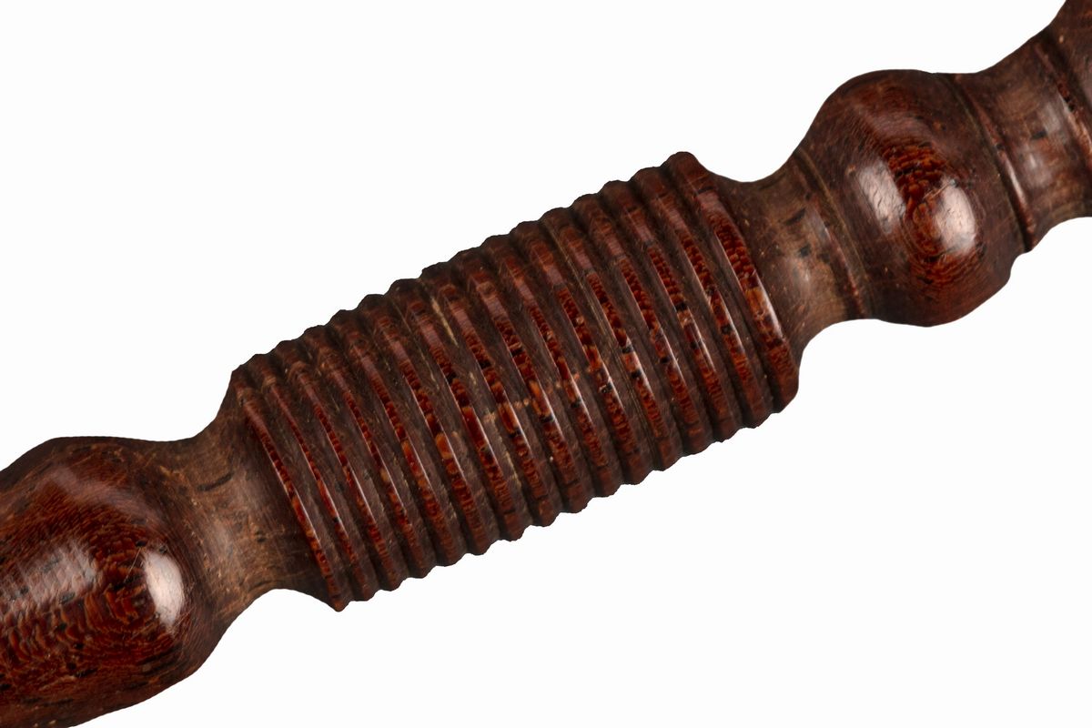 Lotto di cinque strumenti da telaio in legno, incisioni decorative