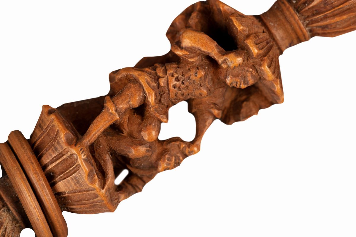 Lotto di cinque strumenti da telaio in legno, incisioni decorative