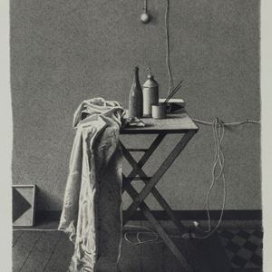 Interno con tavolino e grande straccio