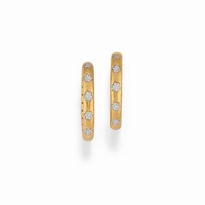 - A 18K yellow gold and diamond earrings