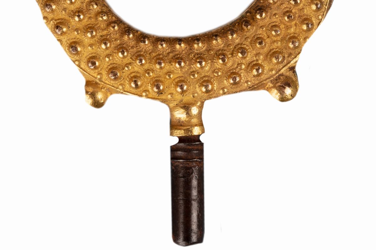 Lotto di cinque antiche chiavette da orologio da taschino, vari materiali