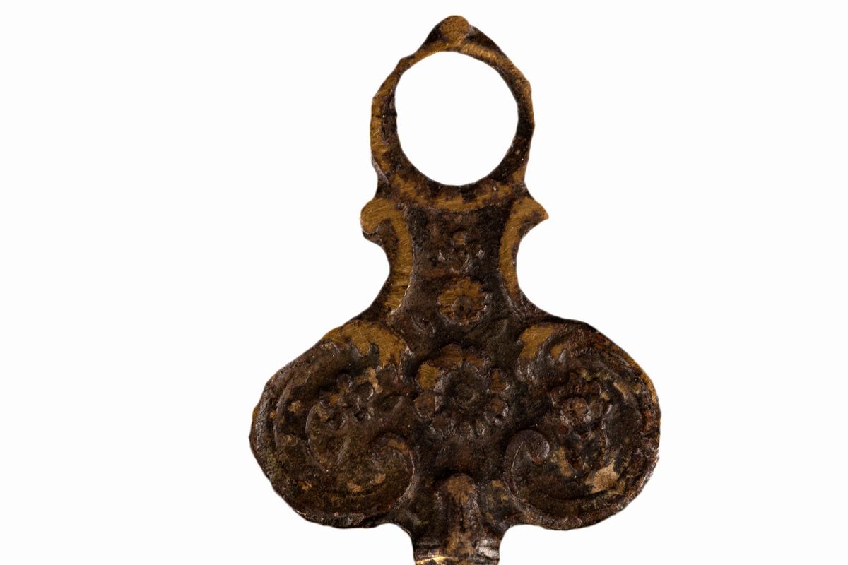 Lotto di cinque antiche chiavette da orologio da taschino, vari materiali