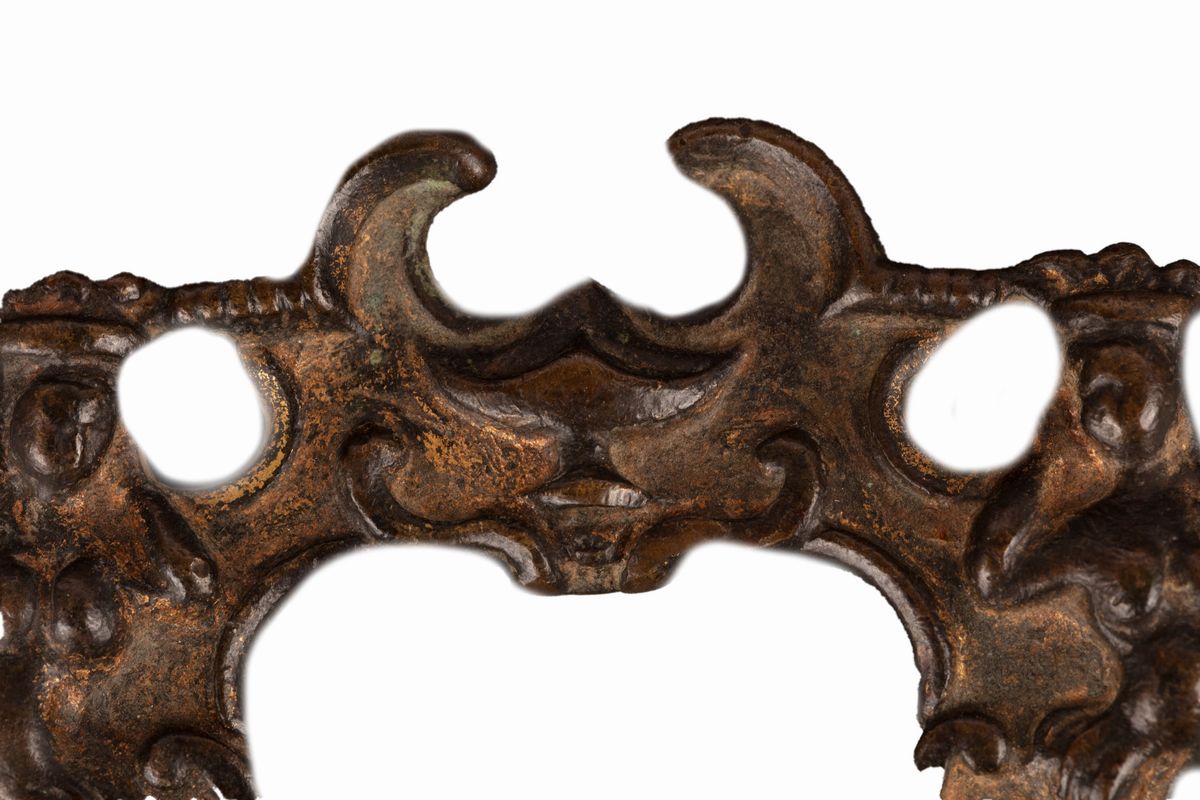 Antica fibbia in bronzo con figure femminili e lucerne
