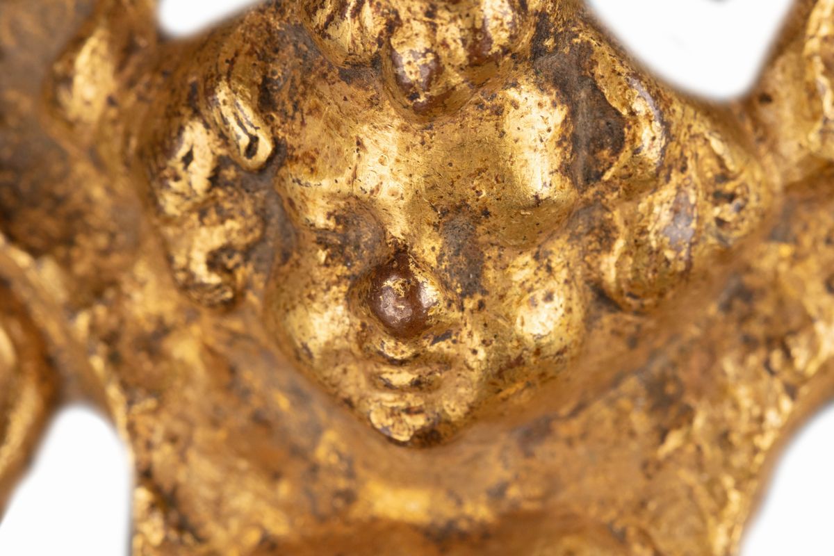 Lotto Composto da Cinque Antichi Oggetti in Bronzo: Tre Maniglie e Due Porta Candele