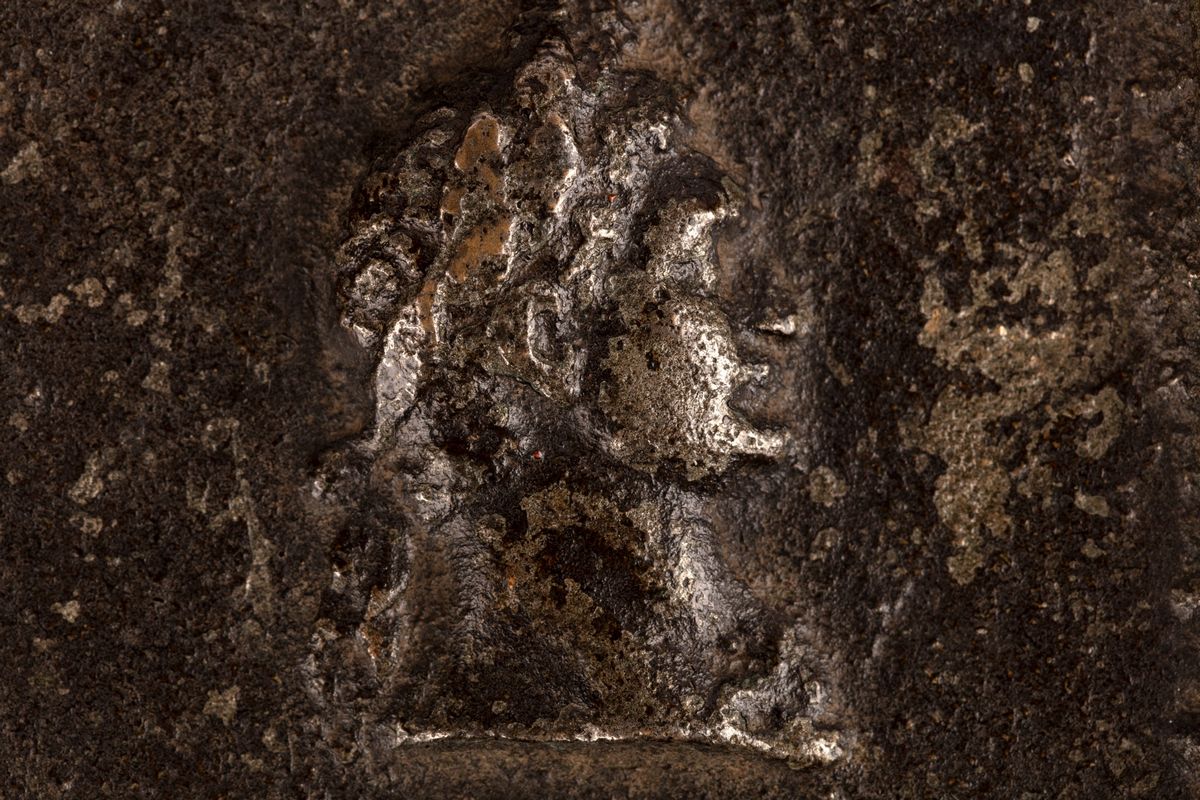 Antica Placca Quadrata in Ferro con Profilo di Imperatore