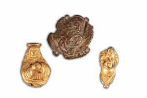 Lotto composto da tre antichi piccoli oggetti in bronzo, di cui due dorati