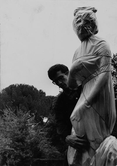 Christo, Packed Venus, Villa Borghese, Roma 1963