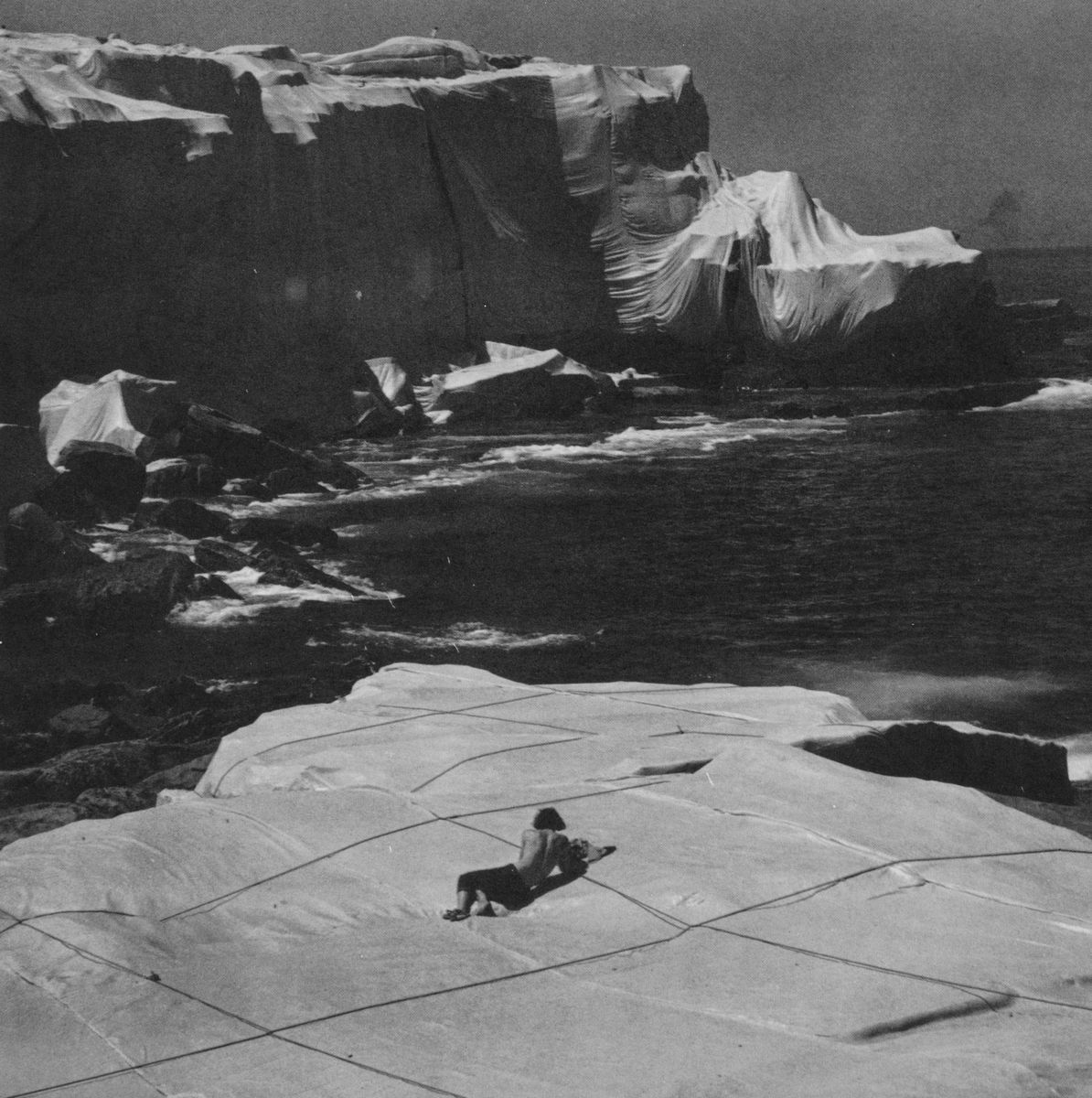 Christo (rif.) - Lotto Composto da Depliant e Stampa Fotografica