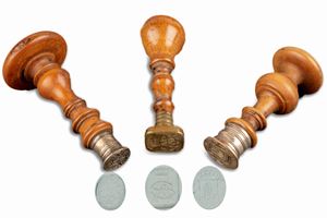 Lotto composto da tre sigilli, di cui due in argento, con manico in legno tornito, secoli XVIII - XIX