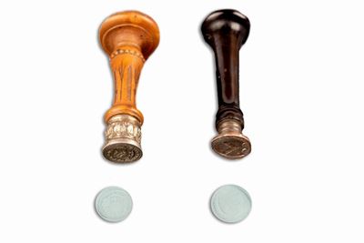 Due Sigilli in Argento con Manico in Legno Tornito, con Stemmi Nobiliari, Secoli XVIII - XIX