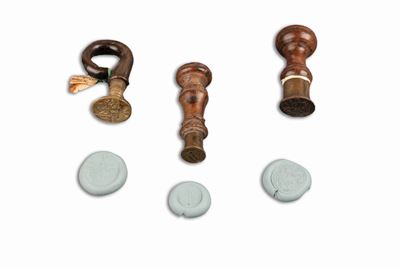Lotto Composto da Tre Sigilli, di Cui Due in Bronzo con Manico in Legno ed uno con Manico in Corn...
