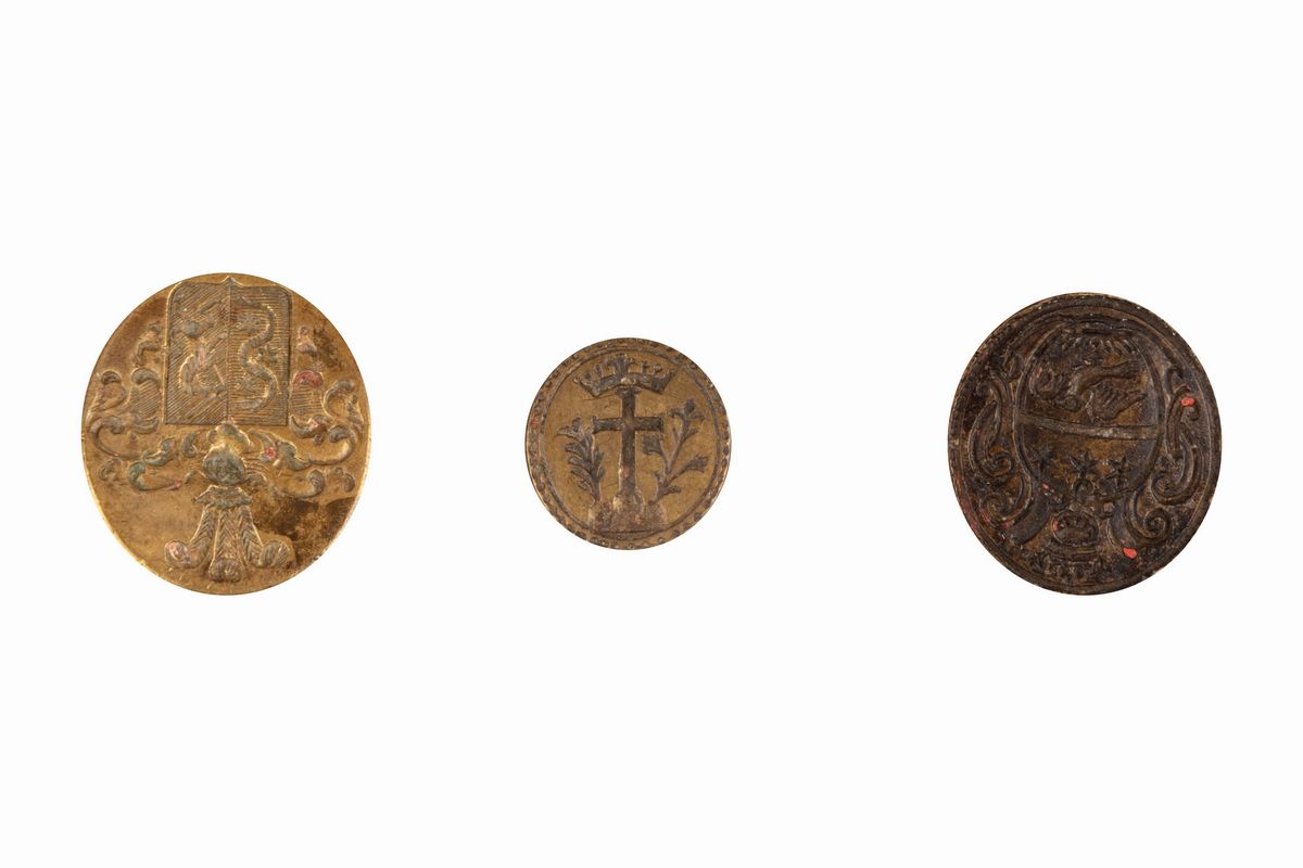 Sigilli nobiliari, Lotto composto da tre esemplari in bronzo e corno con manici, secoli XVIII - X...