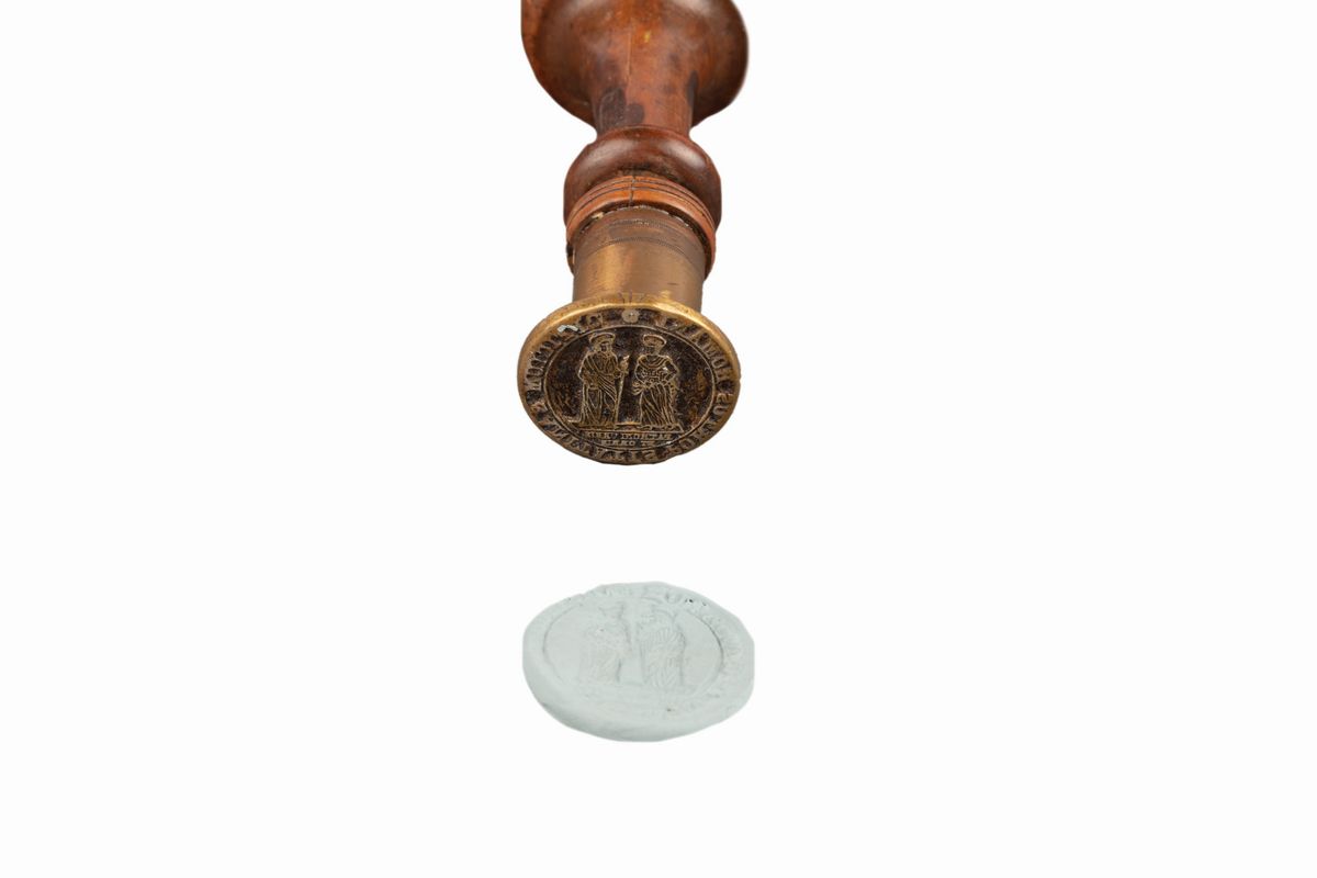 Sigillo in bronzo con manico in legno tornito, raffigurazione dei Santi Pietro e Paolo, XVII seco...