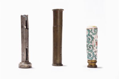 Tre sigilli di epoche diverse: sigillo in porcellana policroma, sigillo in argento inglese, sigil...