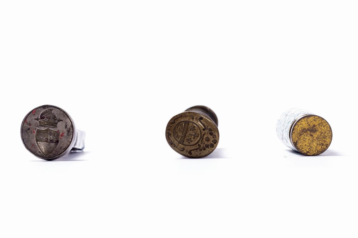 Tre sigilli di epoche diverse: sigillo in porcellana policroma, sigillo in argento inglese, sigil...