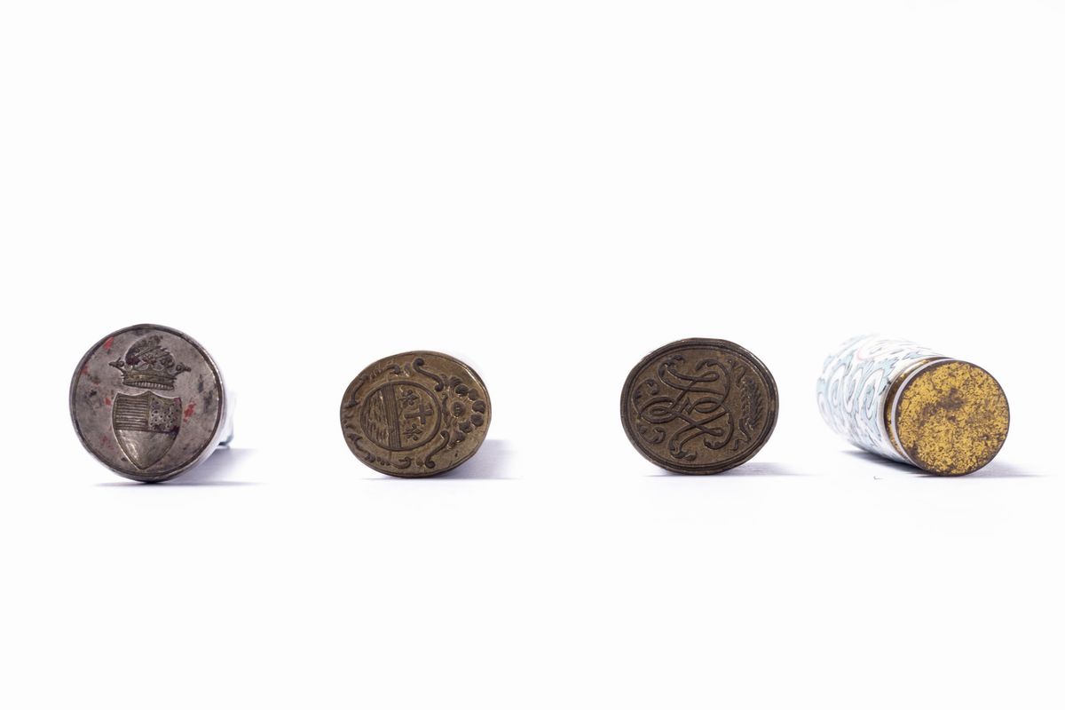 Tre sigilli di epoche diverse: sigillo in porcellana policroma, sigillo in argento inglese, sigil...