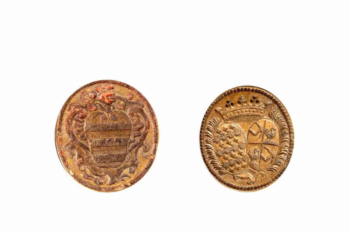 Sigilli in bronzo con manico in legno tornito e stemmi nobiliari, secoli XVIII - XIX