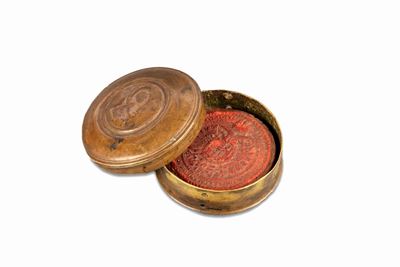 Scatola circolare in bronzo con profilo di Papa Innocenzo XI Odescalchi e sigillo di Ferdinando I...