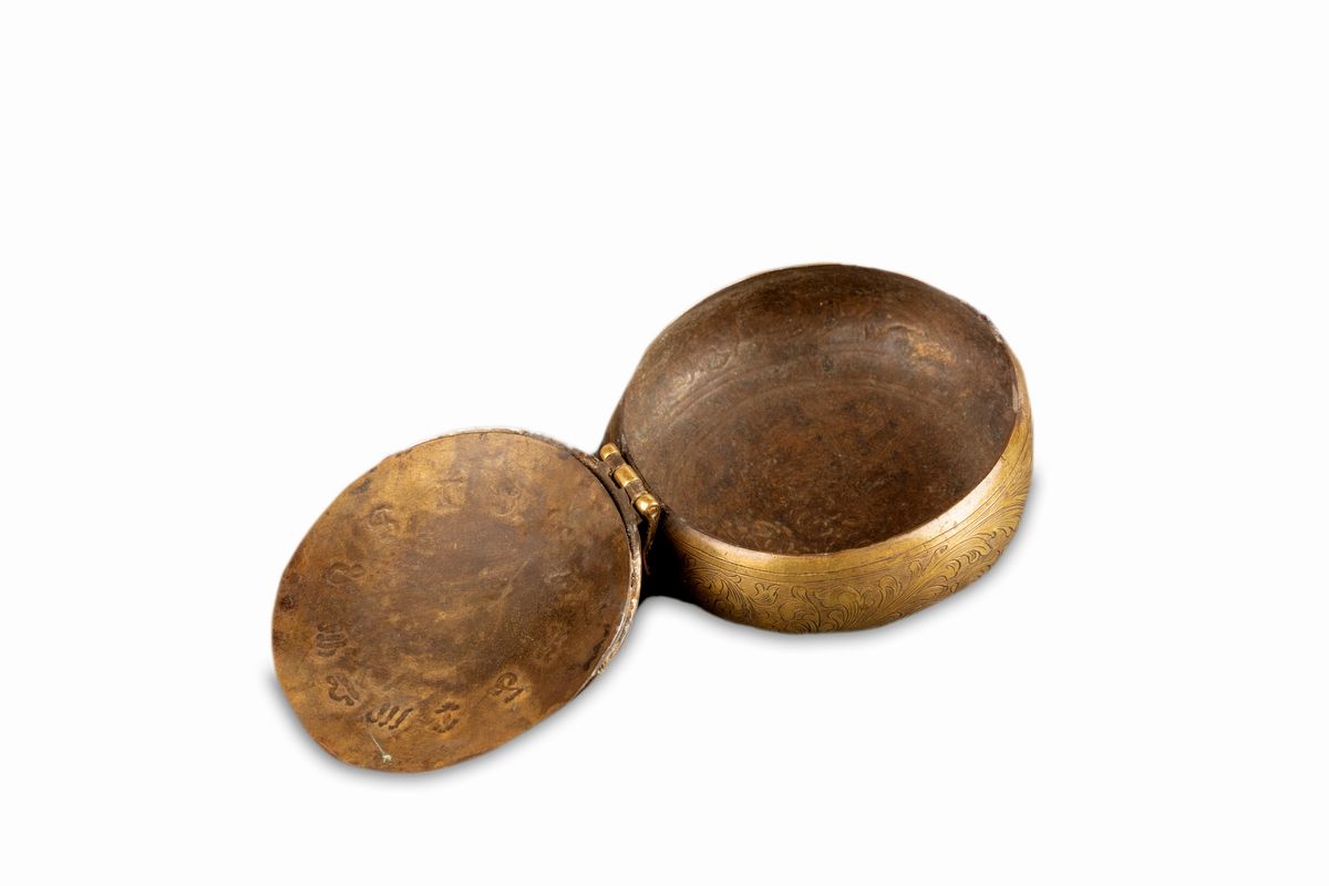 Scatola circolare in bronzo, XVI-XVII secolo, finemente incisa con simboli zodiacali