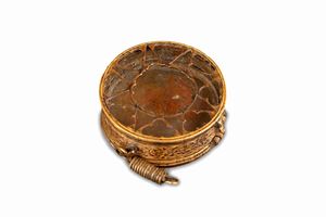 Antica scatolina circolare in bronzo dorato, con coperchi traforati