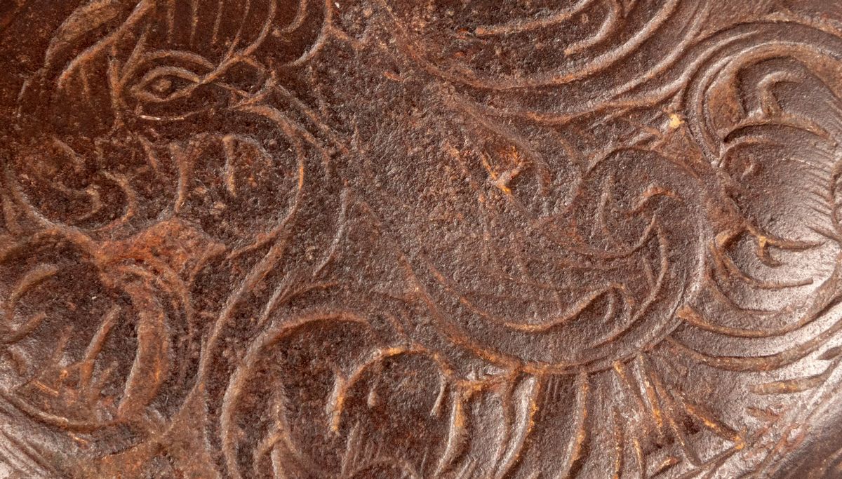 Antica Scatolina Ovale in Ferro Finemente Incisa con Motivi Fitomorfi e Zoomorfi