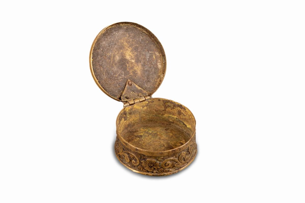 Antica Scatolina Circolare in Bronzo Finemente Incisa con Motivi Vegetali e Leprotto