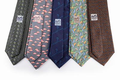 Lotto di cinque cravatte in seta, colori e fantasie assortite