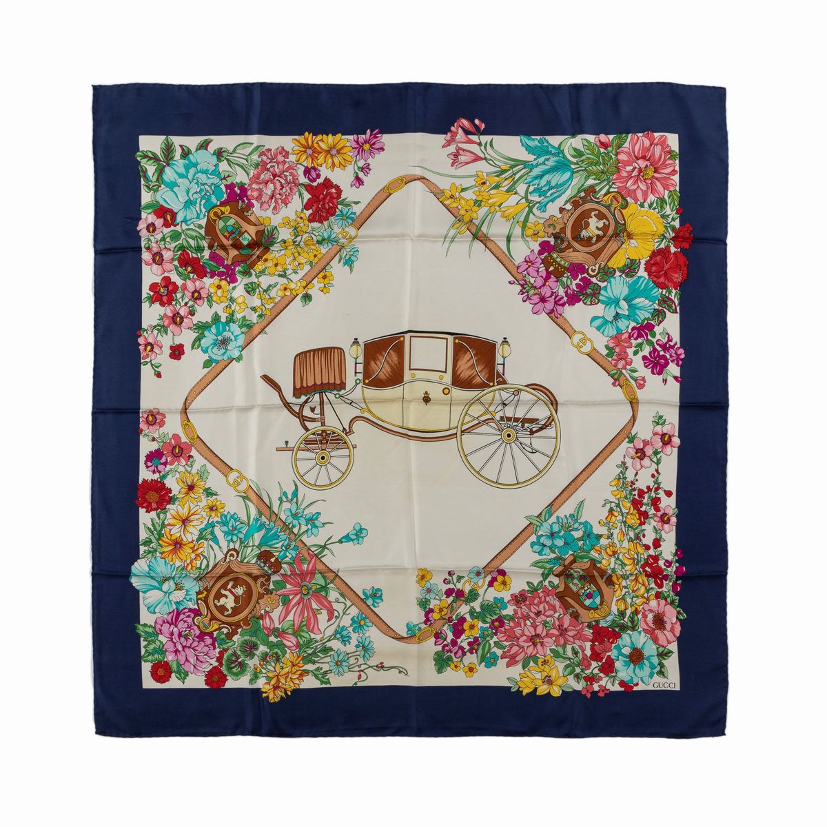 Gucci - Lotto di due foulard in seta con diverse fantasie e colori