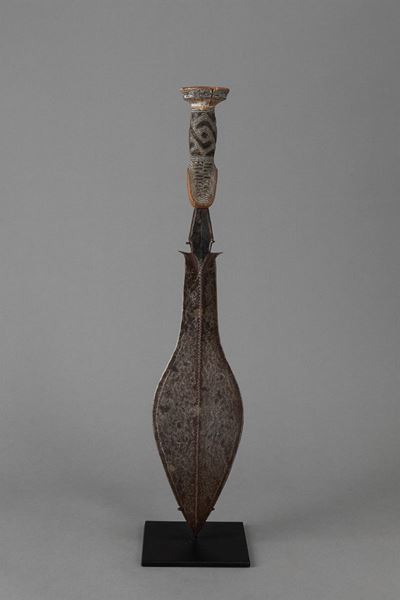 LUBA, KETE, BENA LULUA, Spada corta in ferro forgiato con impugnatura in legno, Congo Kinshasa