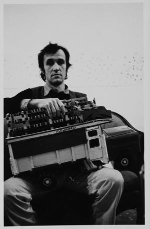 Alighiero Boetti con un modellino di carro afghano