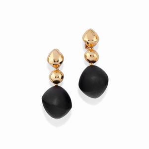 A 18K yellow gold and wood earrings, Vhernier, "Trottola" collection