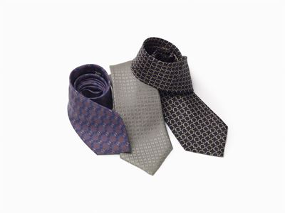Tre cravatte in seta, assortimento con scatola