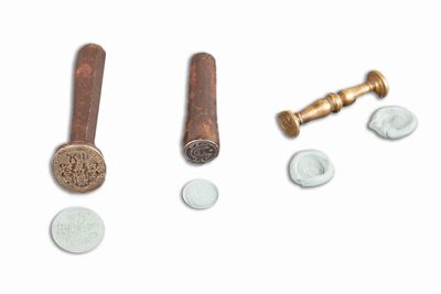 Lotto composto da tre sigilli nobiliari, due in ferro e uno doppio in bronzo, secoli XVII - XVIII