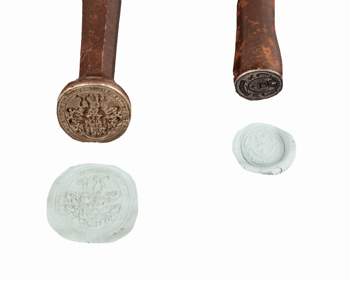 Lotto composto da tre sigilli nobiliari, due in ferro e uno doppio in bronzo, secoli XVII - XVIII