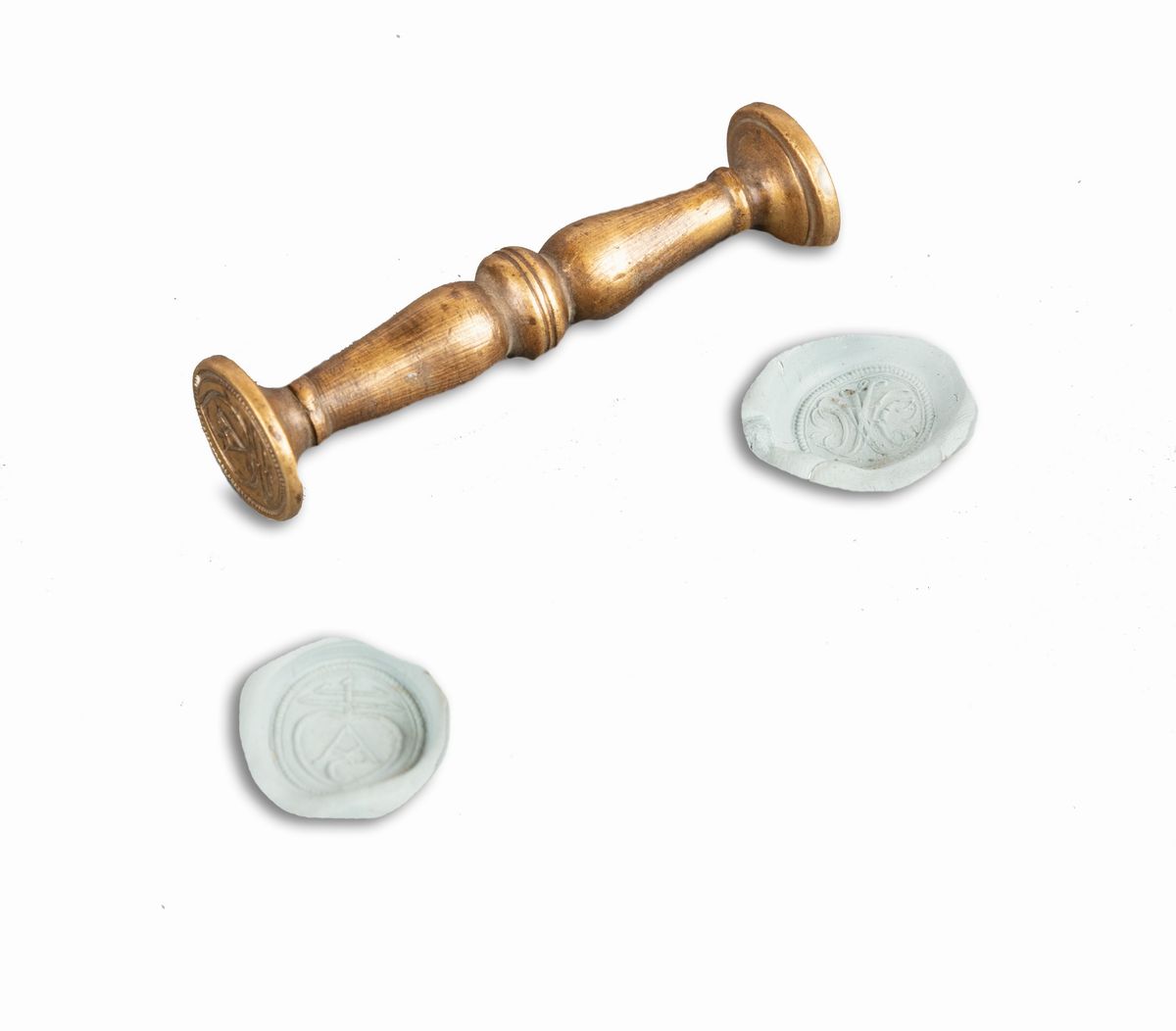 Lotto composto da tre sigilli nobiliari, due in ferro e uno doppio in bronzo, secoli XVII - XVIII