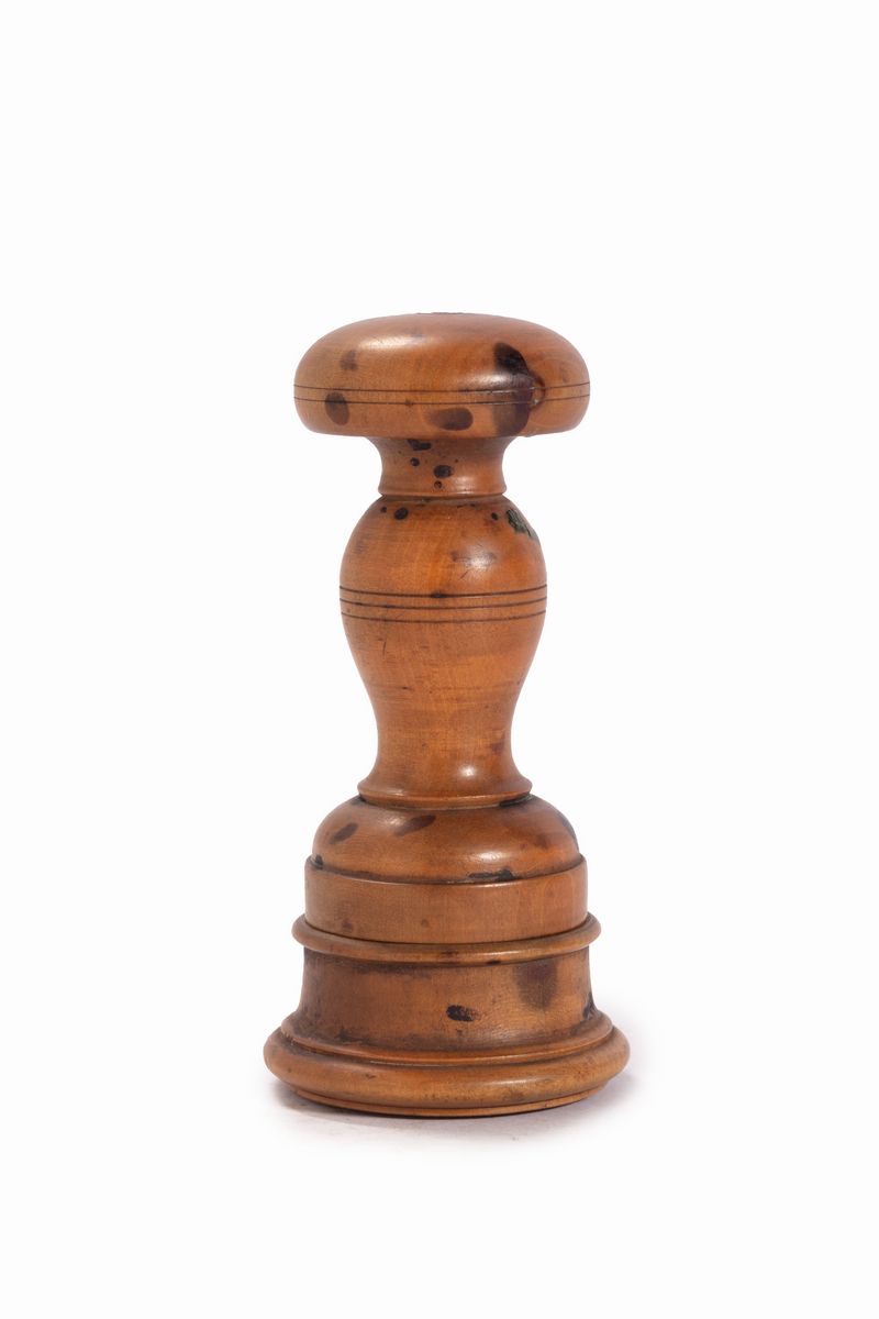 Sigillo in Ferro, con Custodia in Legno Tornito, Raffigurante Soldato Appoggiato a uno Stemma Nob...