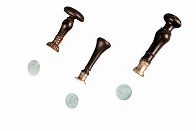 Lotto Composto da Tre Sigilli, di Cui Due D'argento e uno in Ferro, con Stemmi Nobiliari, Secoli ...