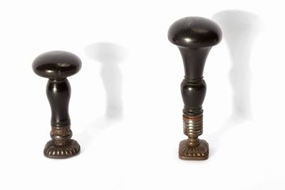 Due Sigilli in Ferro con Manico in Legno Ebanizzato Nero, con Stemmi Nobiliari, Secolo XVIII