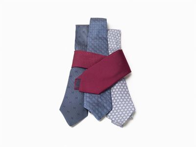 Quattro cravatte in seta con scatole, assortimento di fantasie e colori