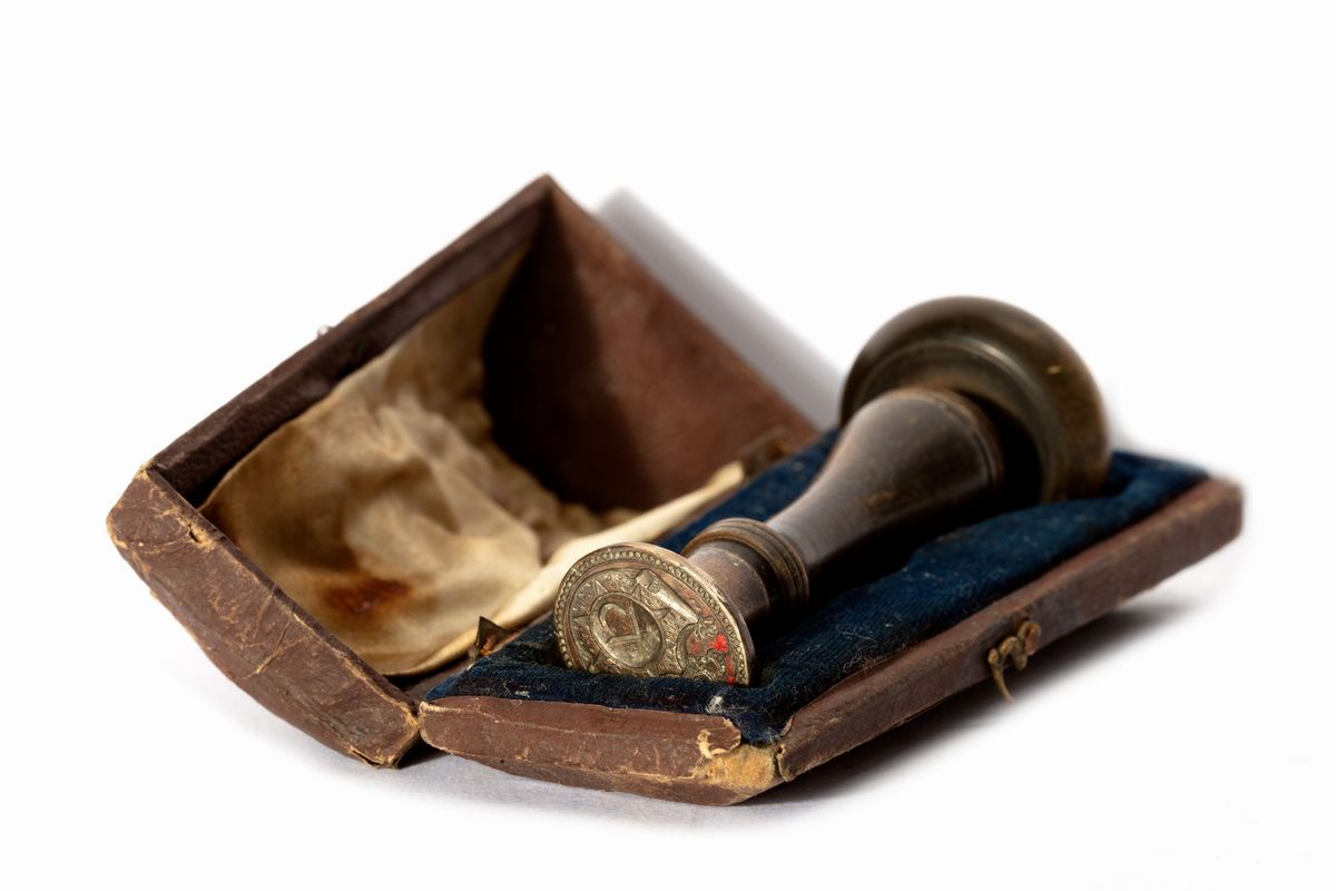 Sigillo in argento con manico in corno tornito, secoli XVIII-XIX, con astuccio originale e stemma...