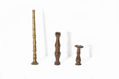 Sigilli nobiliari, set di tre: due in ferro e uno in bronzo, secoli XVII-XVIII
